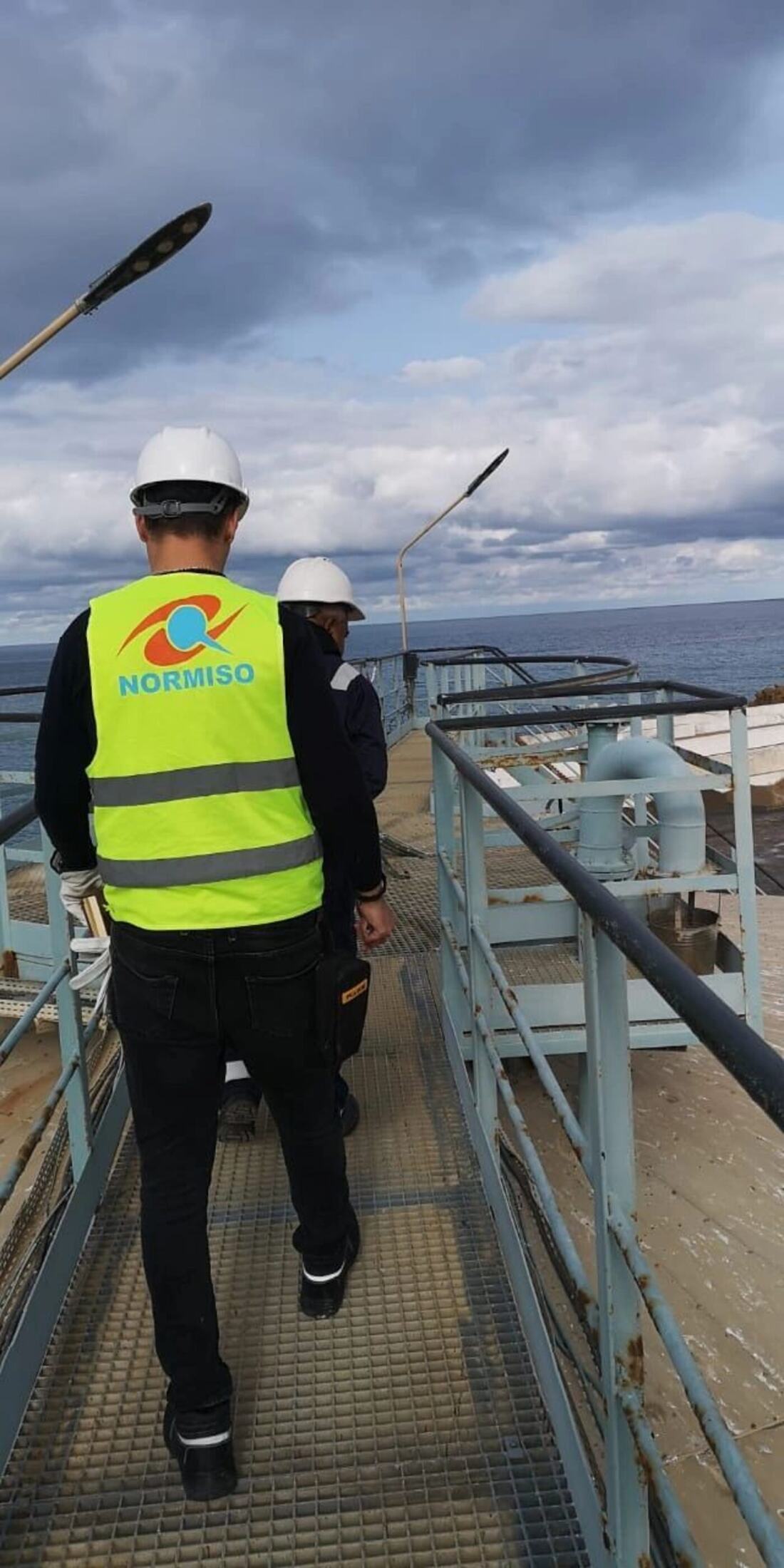Inspecteurs NORMISO sur un appontement portuaire