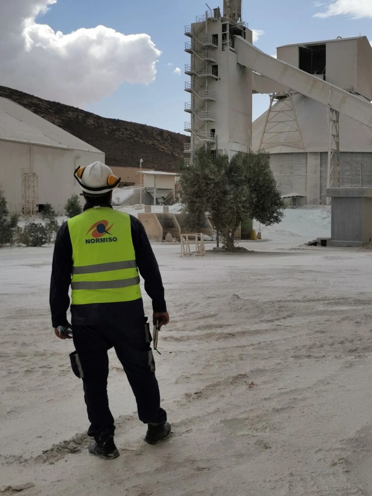 Inspecteur NORMISO en mission sur un site industriel